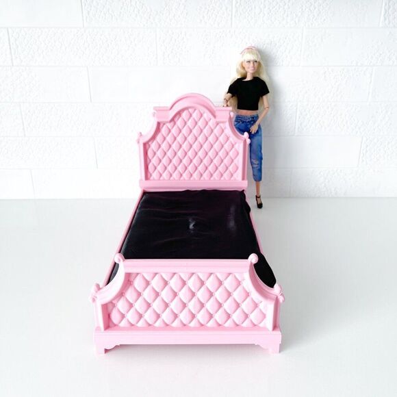 Pink Tufted Miniature Chesterfield Bed Queen Size 1:6 Scale Barbie Dollhouse - Picture 7 of 7